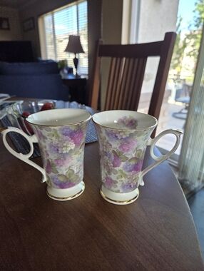 Pair Of Beautiful Fine Bone China 8oz Mugs Soft Purple Lilac Flowers